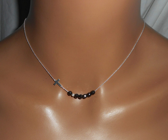 Halsband i 925 silver med svart kristallkors och pärlor