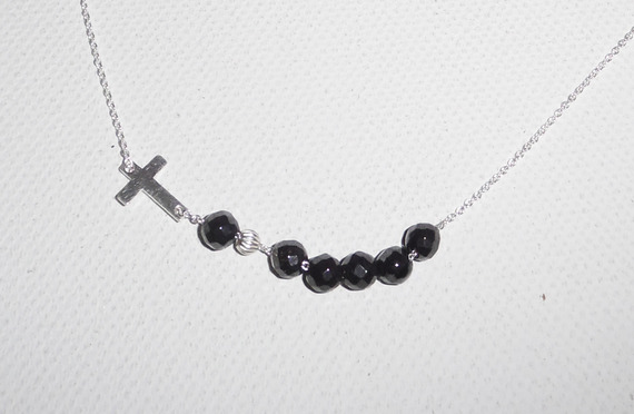 Halsband i 925 silver med svart kristallkors och pärlor