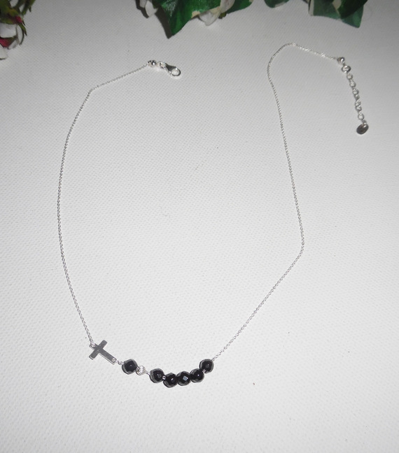 Halsband i 925 silver med svart kristallkors och pärlor