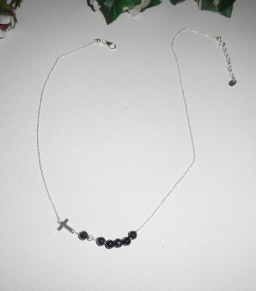Halsband i 925 silver med svart kristallkors och pärlor