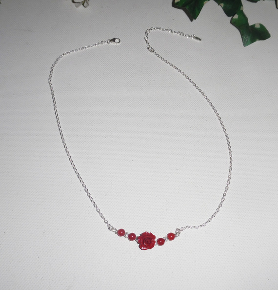 Rosa halsband med röd gorgon på 925 silverkedja