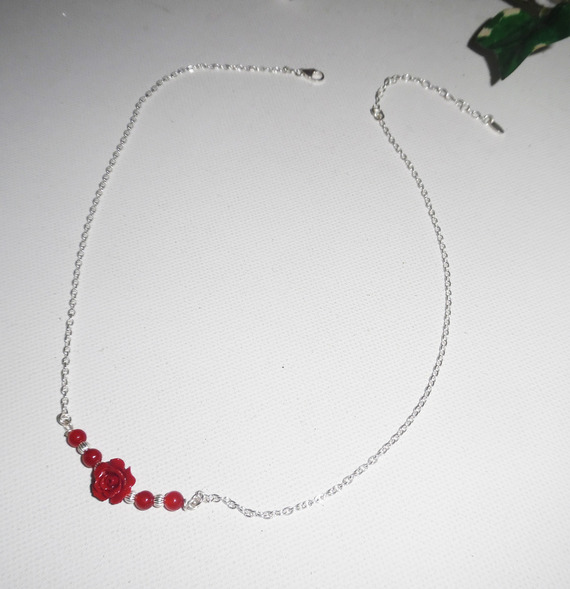 Rosa halsband med röd gorgon på 925 silverkedja