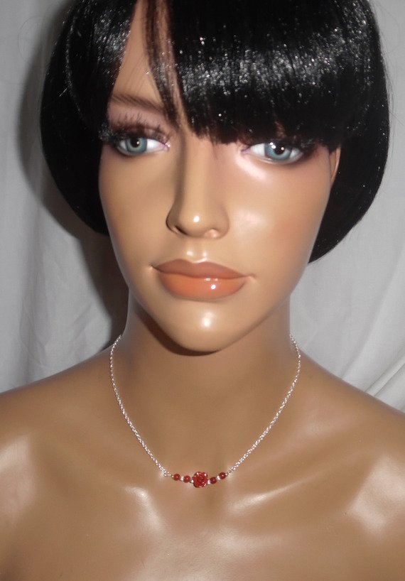 Rosa halsband med röd gorgon på 925 silverkedja
