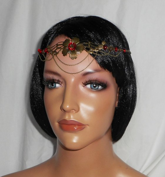 Tiara i brons med röda bohemiska kristallpärlor och blommig design