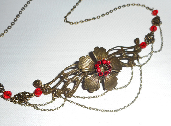 Tiara i brons med röda bohemiska kristallpärlor och blommig design