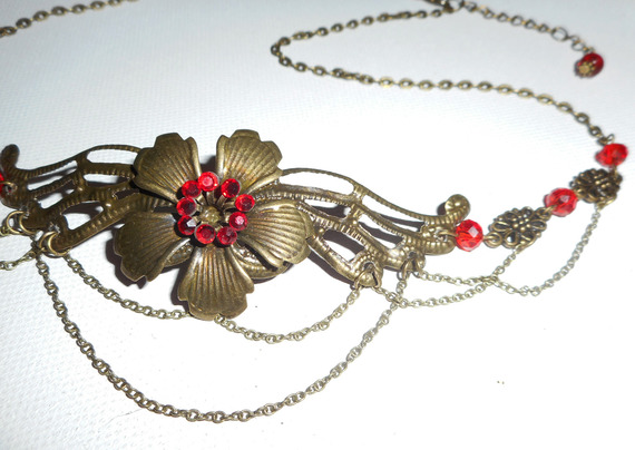 Tiara i brons med röda bohemiska kristallpärlor och blommig design