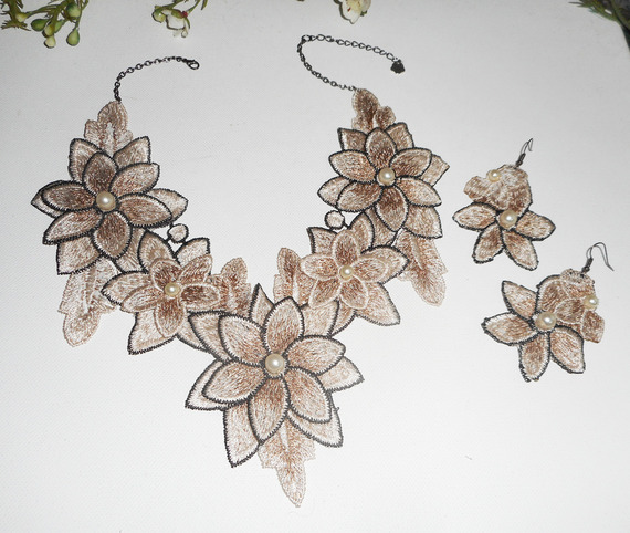 Halsband med elfenbensblommor och pärlemorblå glaspärlor