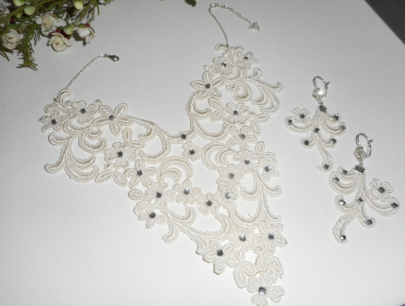 Set Ceremoniella halsband med arabeskmönster och blommor med Swarovski-kristall