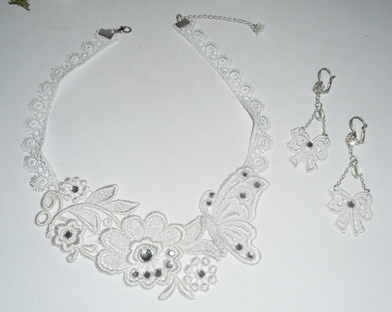 Vit spetsblomma och fjäril halsband med Swarovskikristall och pärlor