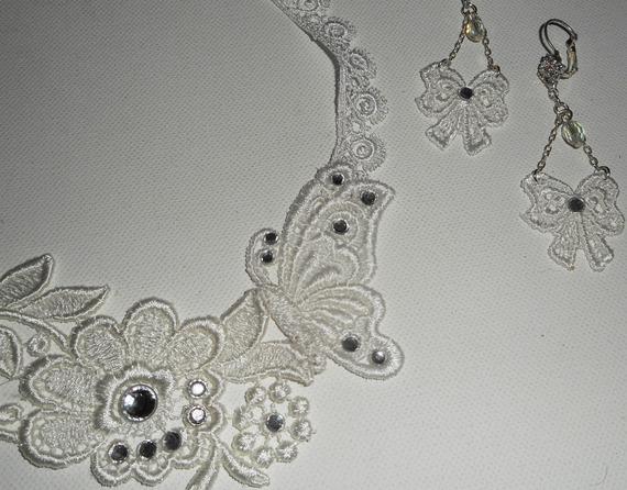 Vit spetsblomma och fjäril halsband med Swarovskikristall och pärlor