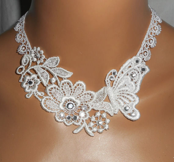 Vit spetsblomma och fjäril halsband med Swarovskikristall och pärlor