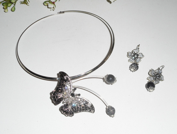 Original halsband med grå fjäril med kristall och agat stenar