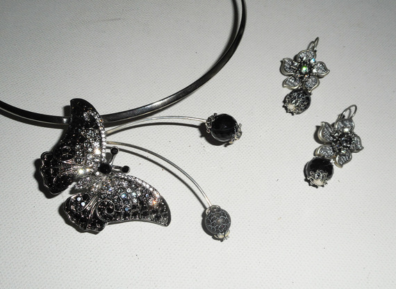 Original halsband med grå fjäril med kristall och agat stenar