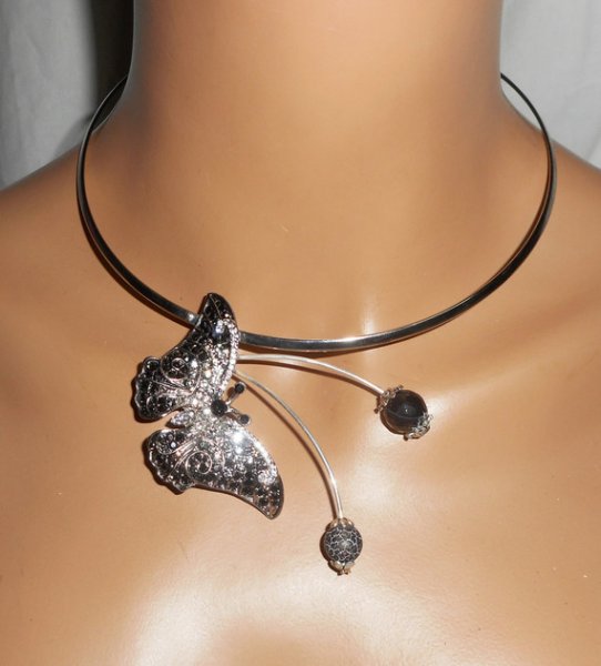 Original halsband med grå fjäril med kristall och agat stenar