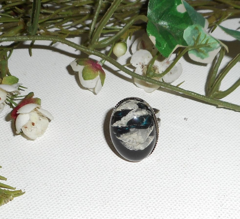 Cabochon ring med beige svart glas kupol