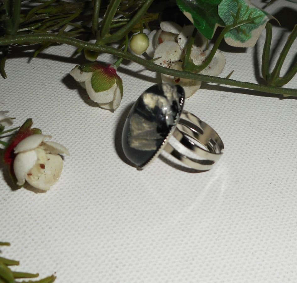 Cabochon ring med beige svart glas kupol