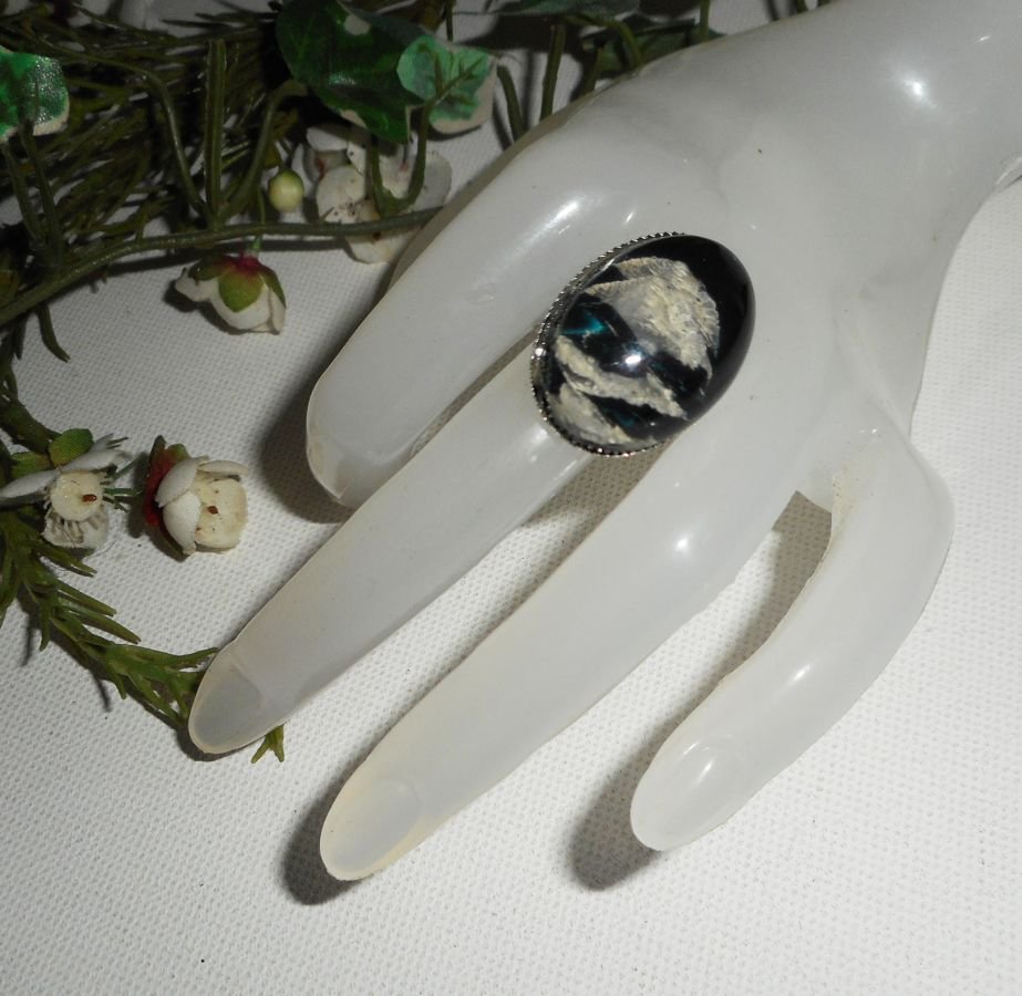 Cabochon ring med beige svart glas kupol