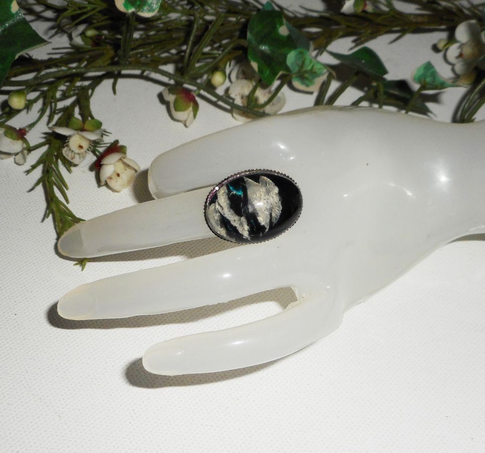 Cabochon ring med beige svart glas kupol