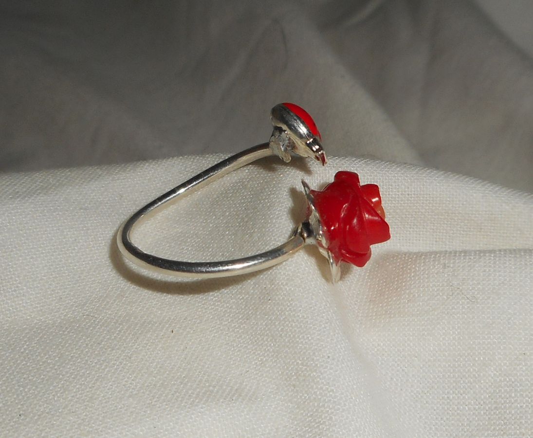 Original 925 silver ring med korall ros och röd emalj ladybird
