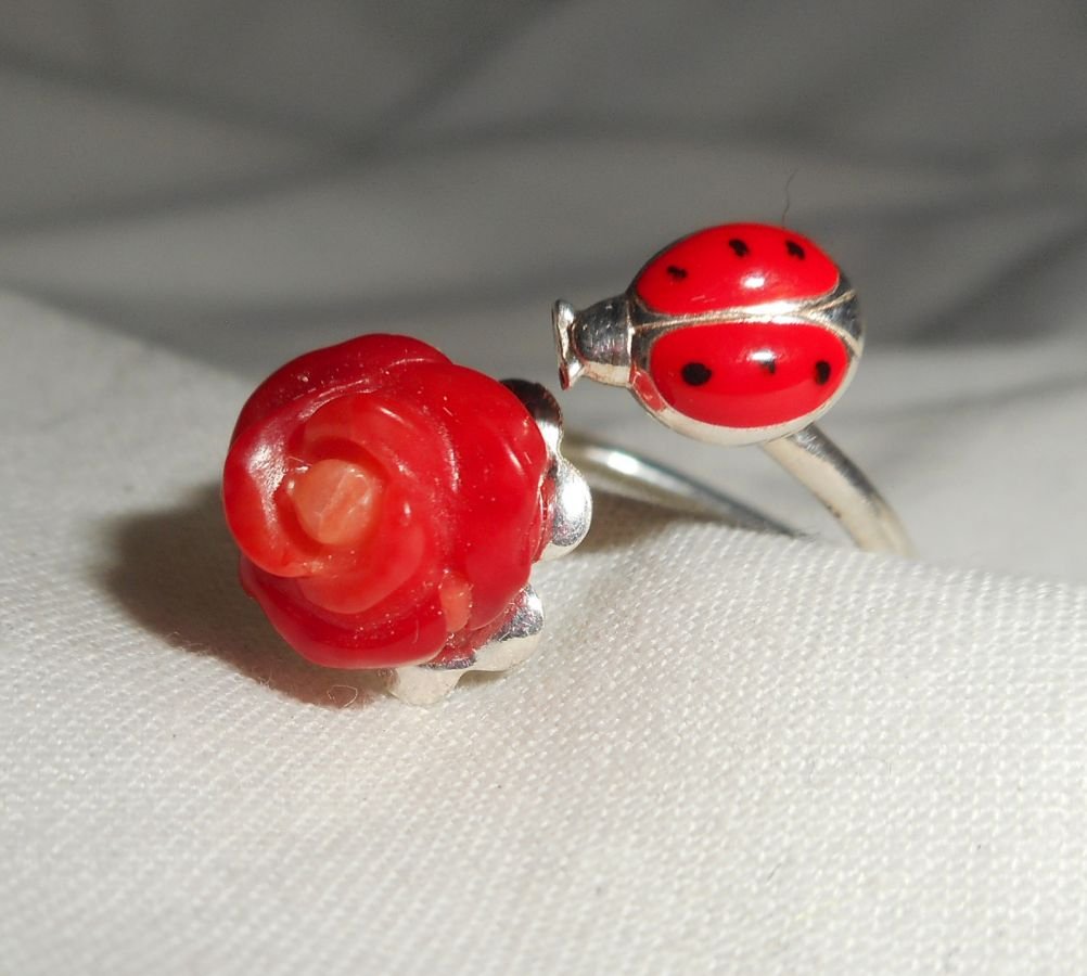Original 925 silver ring med korall ros och röd emalj ladybird