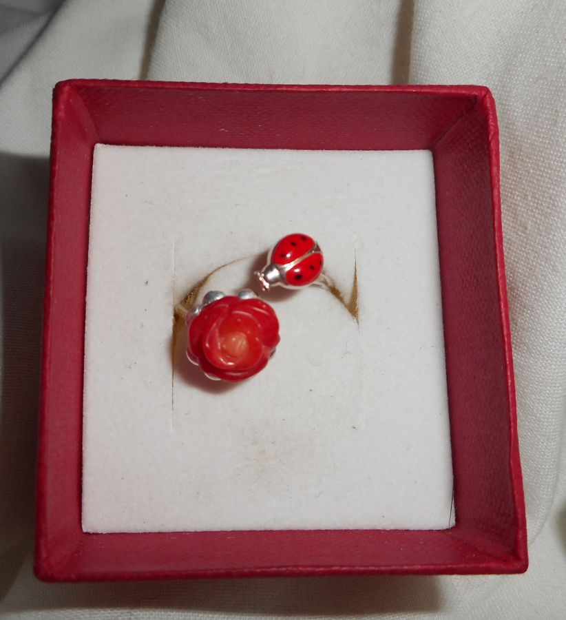 Original 925 silver ring med korall ros och röd emalj ladybird