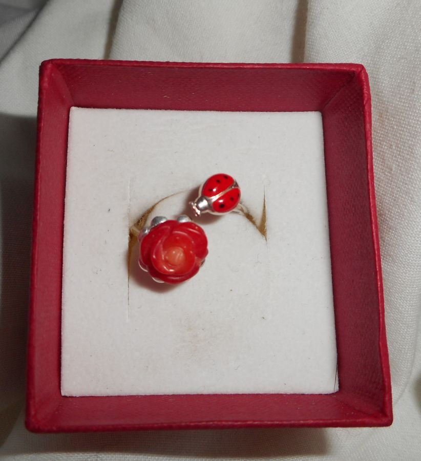 Original 925 silver ring med korall ros och röd emalj ladybird