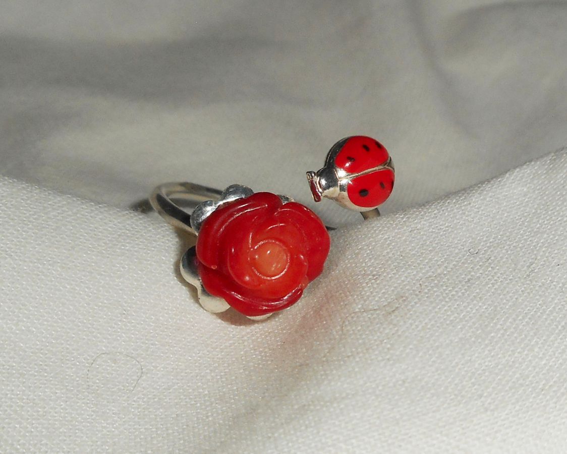 Original 925 silver ring med korall ros och röd emalj ladybird