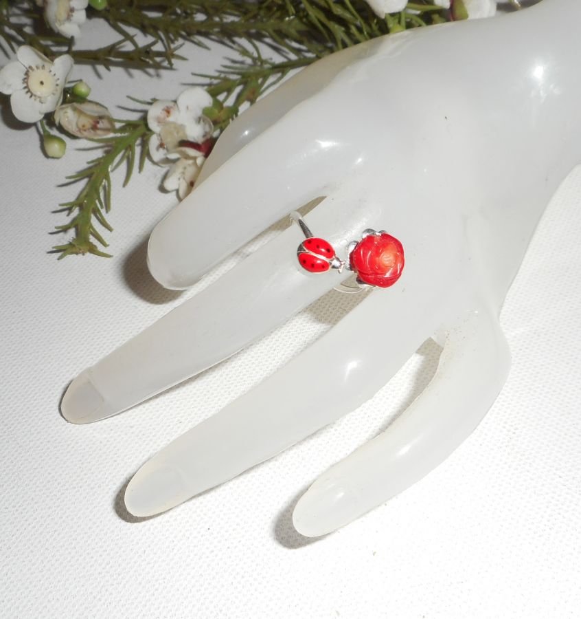 Original 925 silver ring med korall ros och röd emalj ladybird