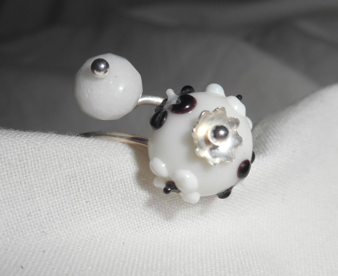 Original 925 silverring med vit jade sten och lampwork pärla