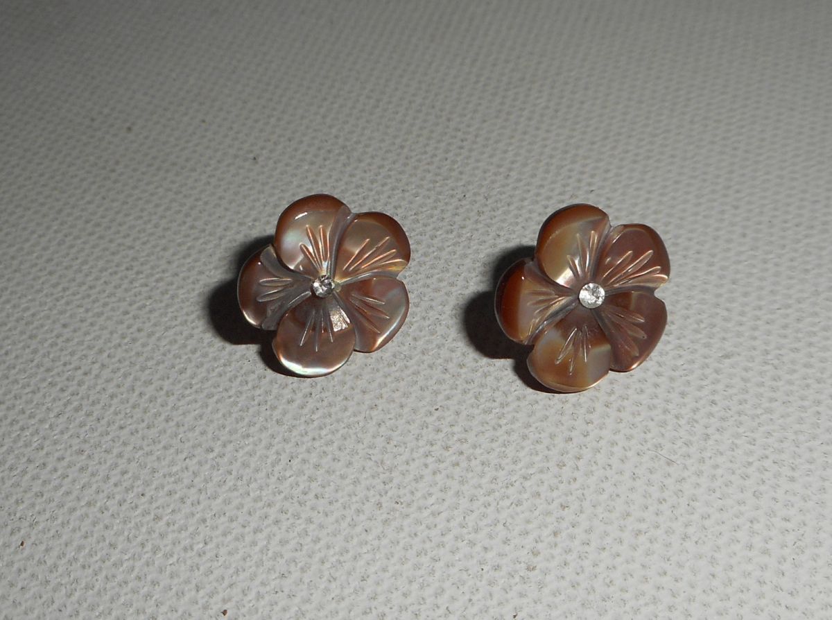 Örhängen med brun pärlemorblomma, silver 925