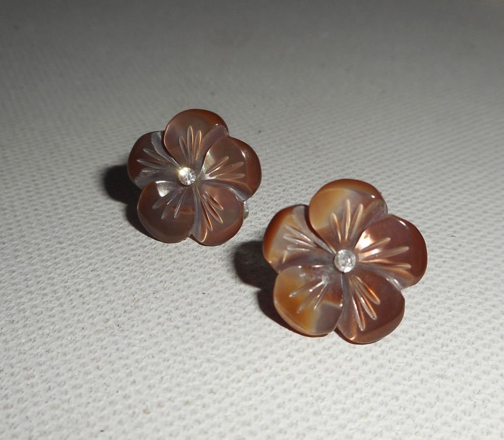 Örhängen med brun pärlemorblomma, silver 925