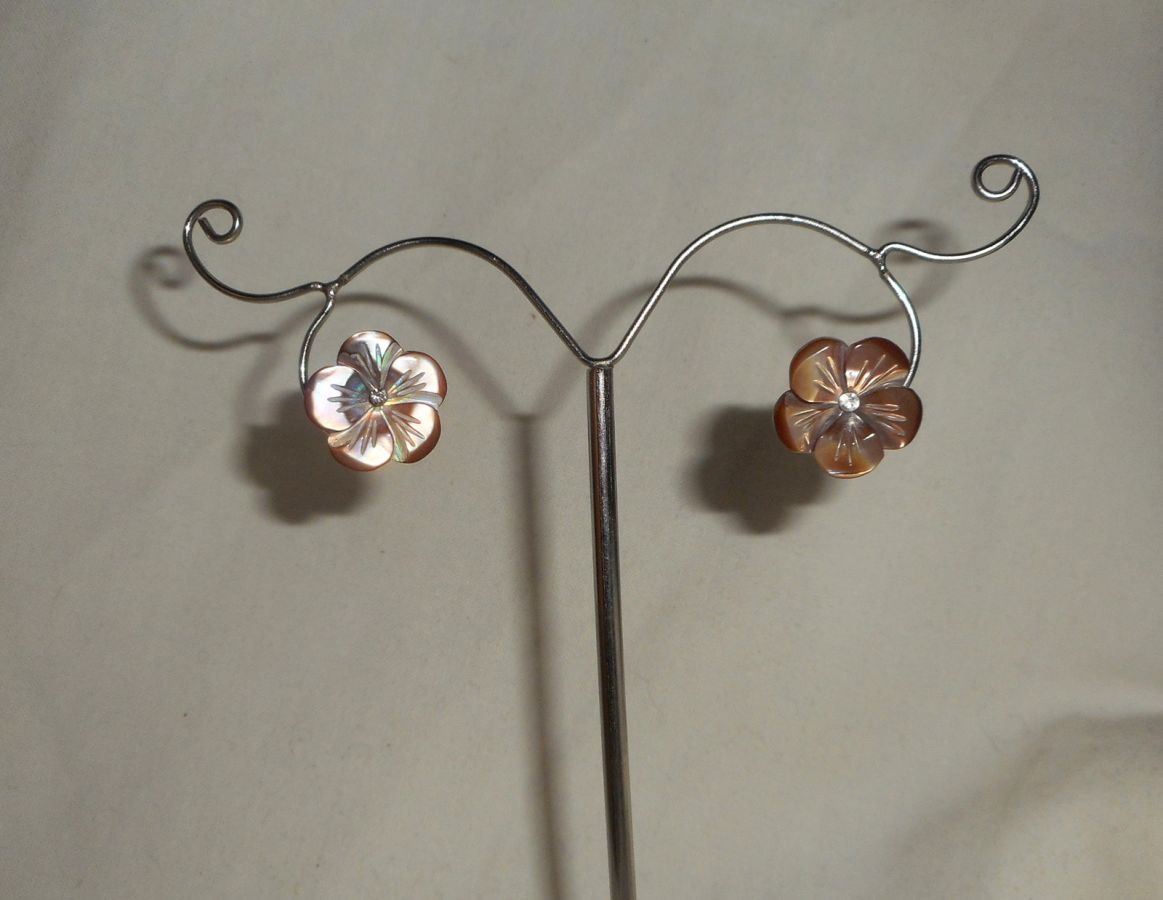 Örhängen med brun pärlemorblomma, silver 925