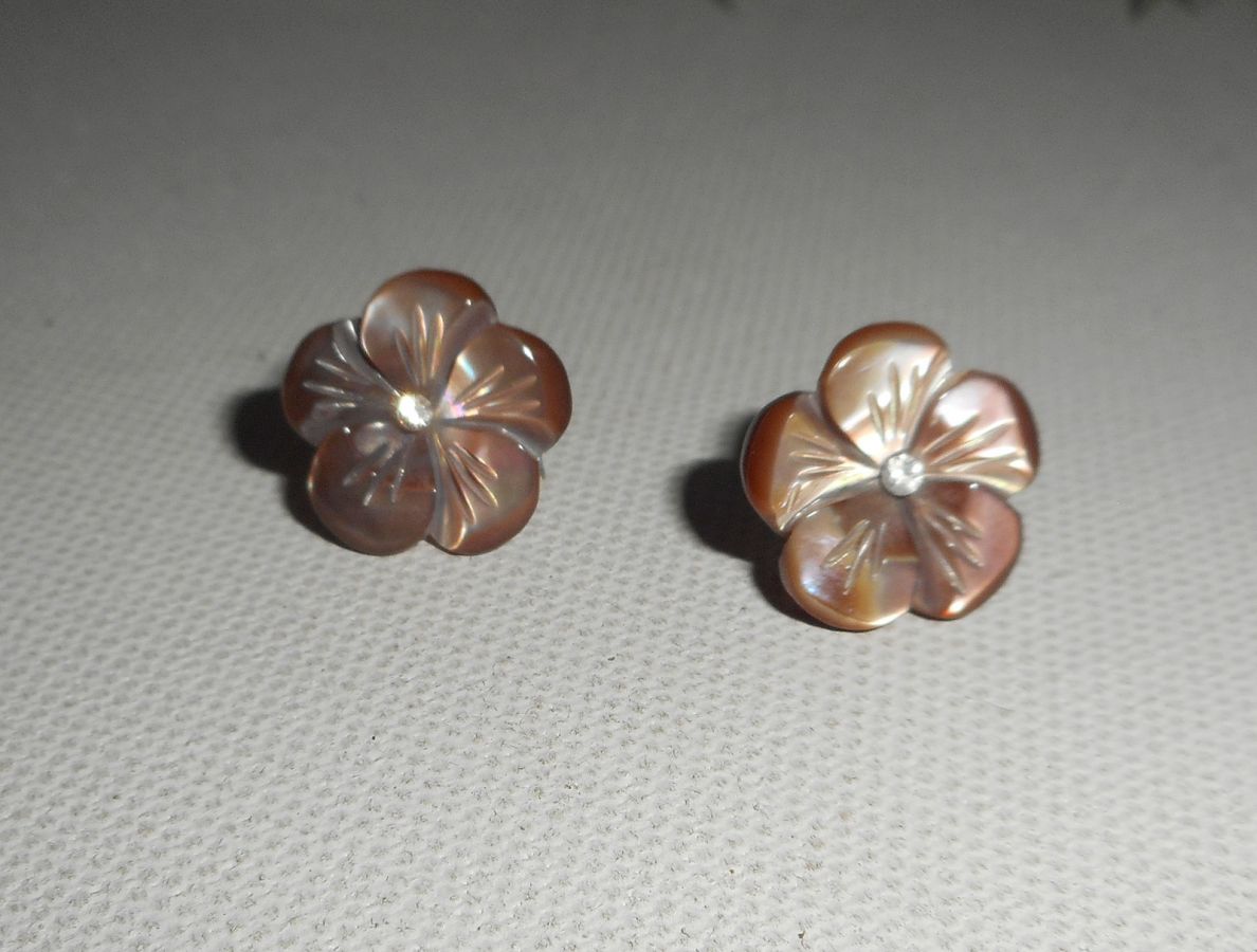 Örhängen med brun pärlemorblomma, silver 925