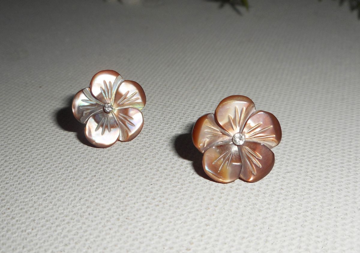 Örhängen med brun pärlemorblomma, silver 925