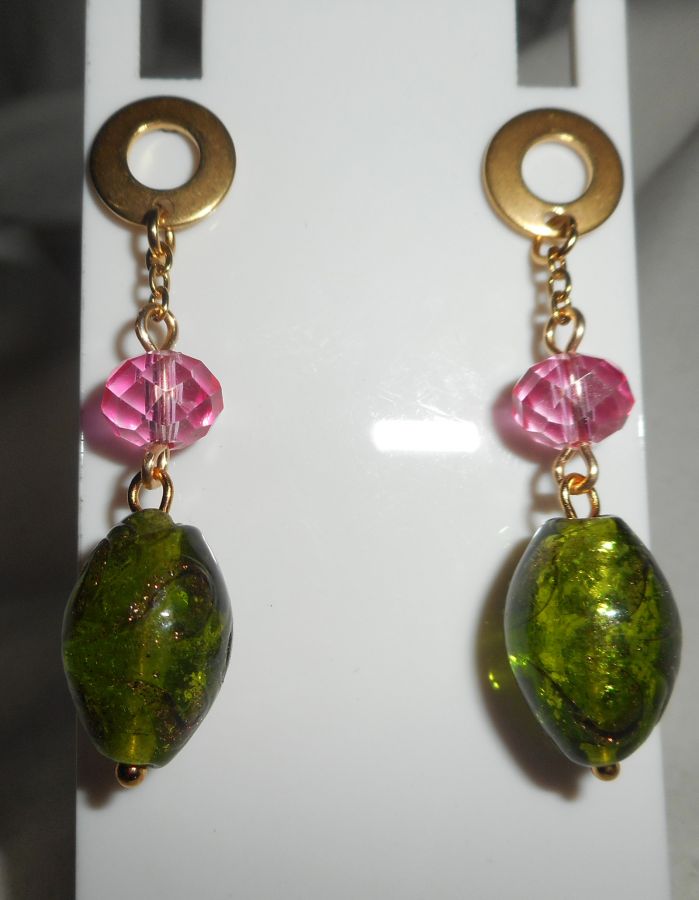 Örhängen i grönt och rosa glas och kristall