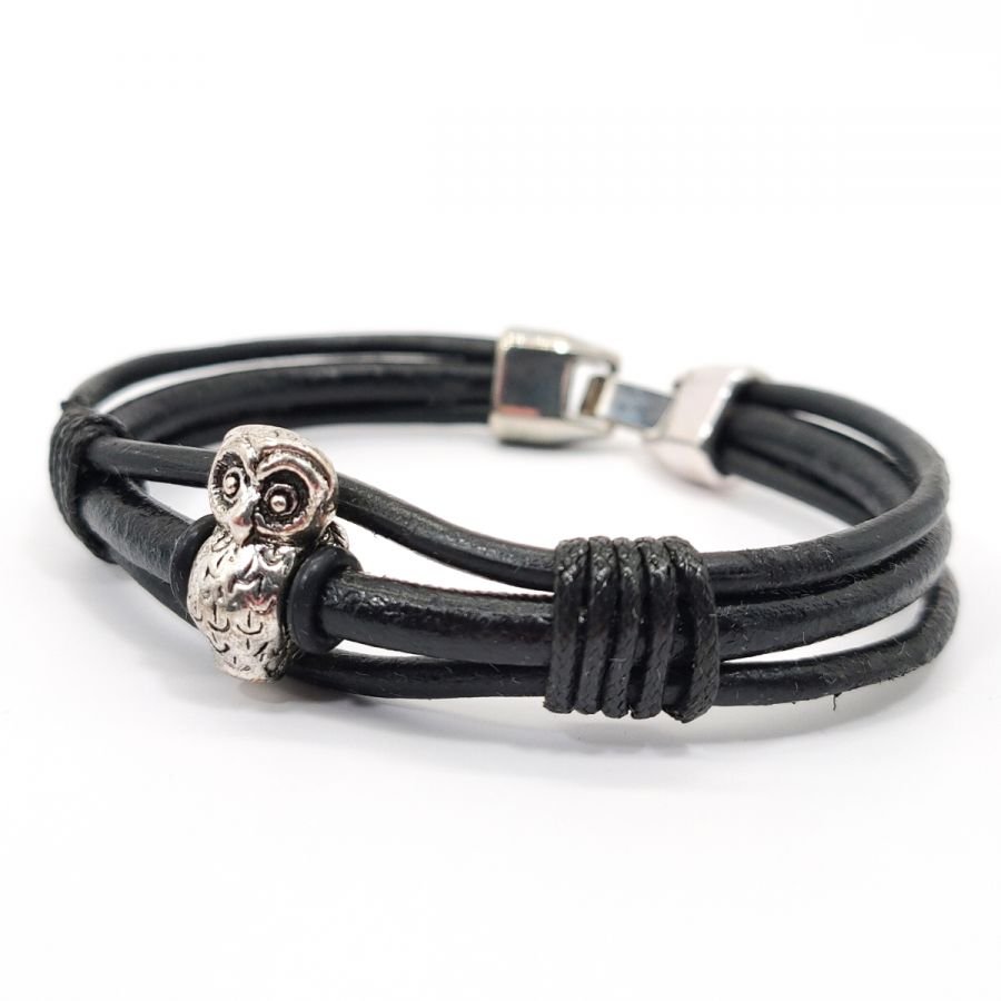 Uggla-armband på svart läderband