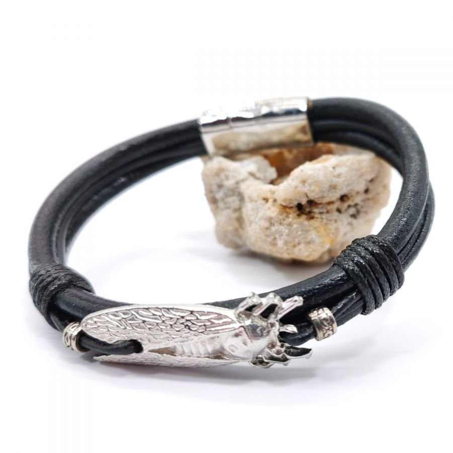 Cicada-armband på svart läderlina