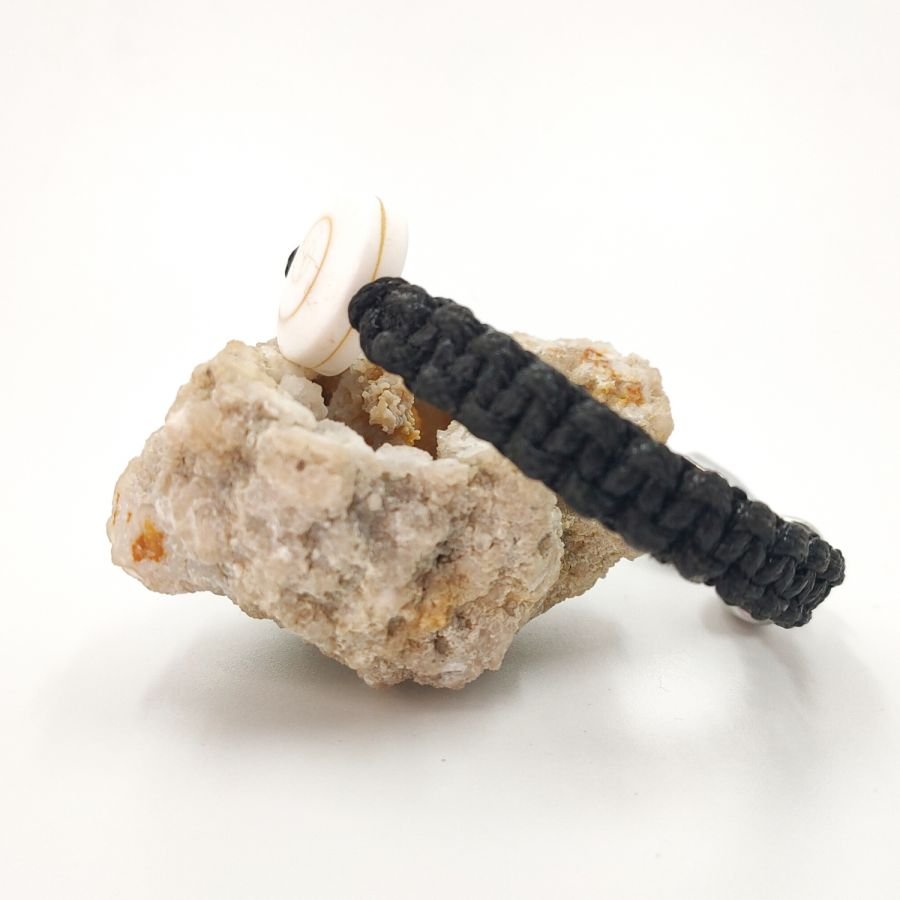Armband i vävt rep med St Lucias öga för lycka