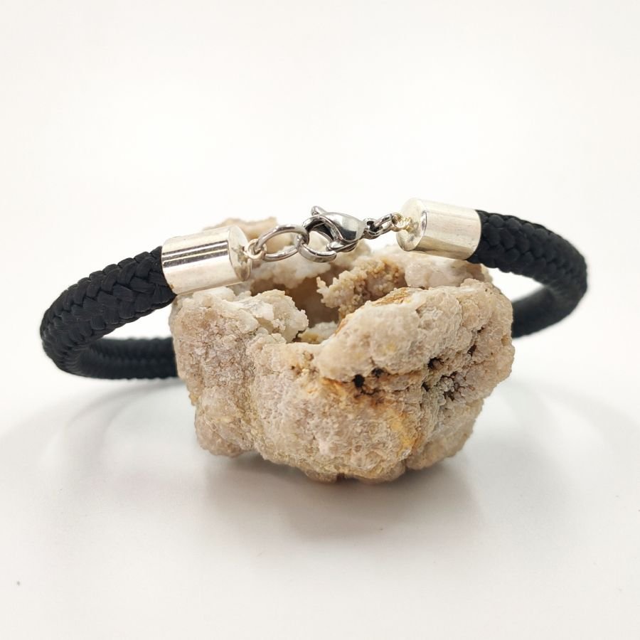 Armband med dubbla dödskallar och korsben med gröna stenar på svart rep