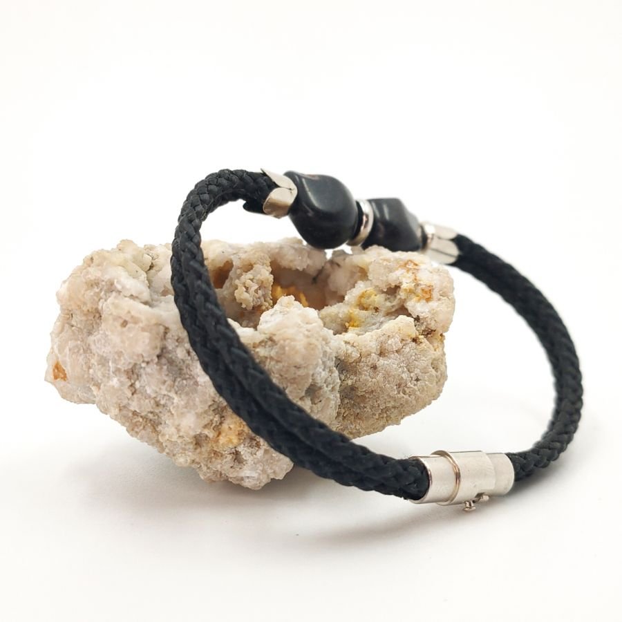 Armband med dubbla dödskallar och korsben med svarta stenar på dubbla rep