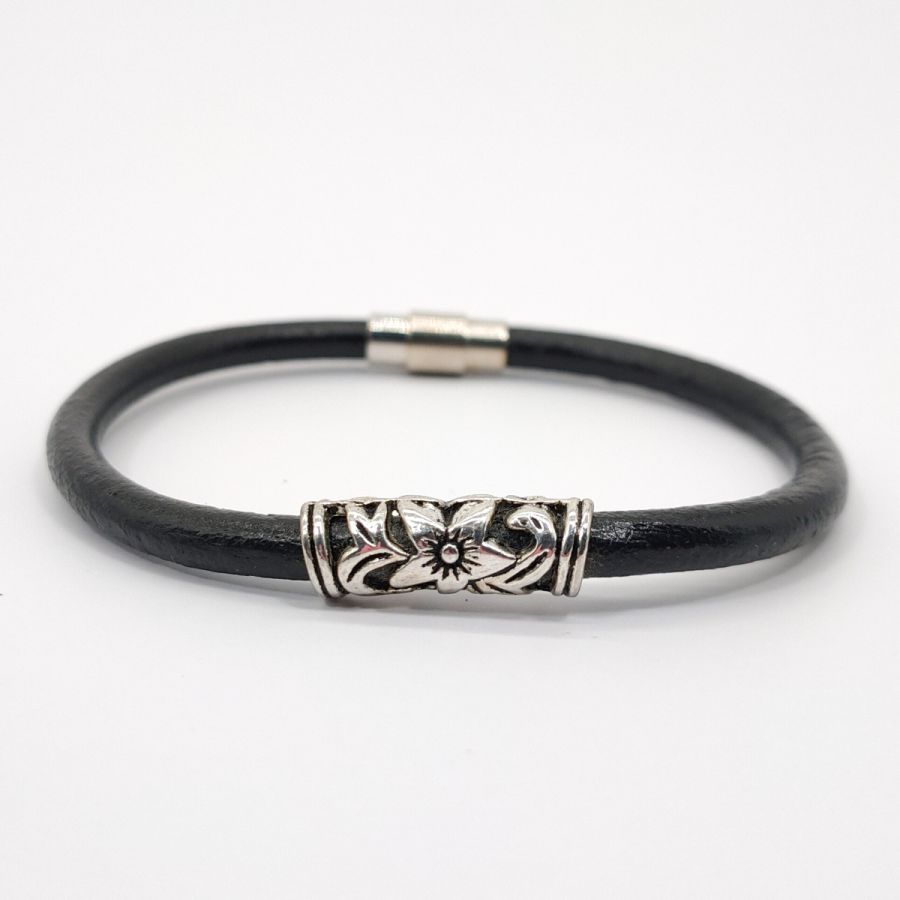 Floralt armband på svart läderlina