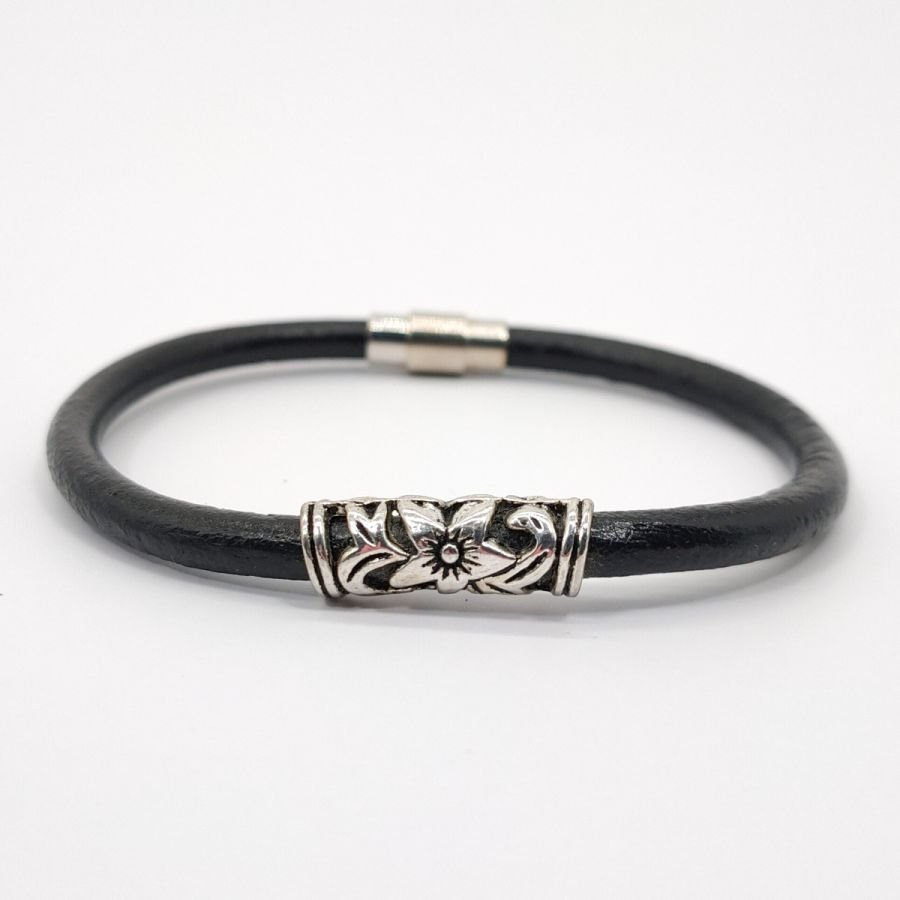 Floralt armband på svart läderlina