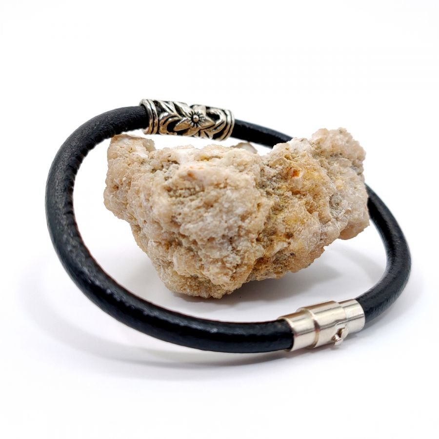 Floralt armband på svart läderlina
