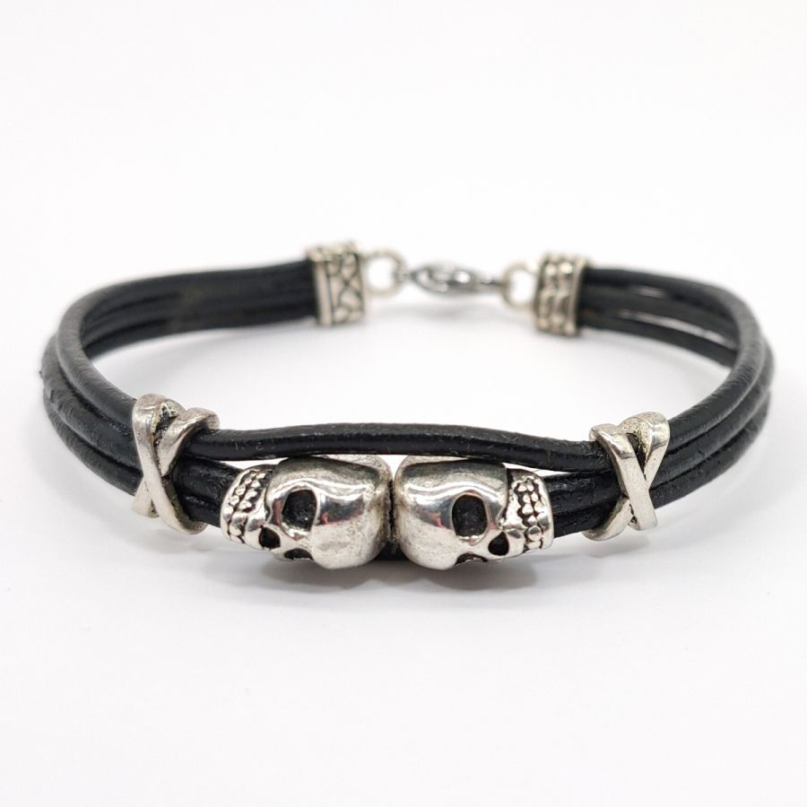 Armband för män i svart läder med flera strängar och dubbla dödskallepärlor 