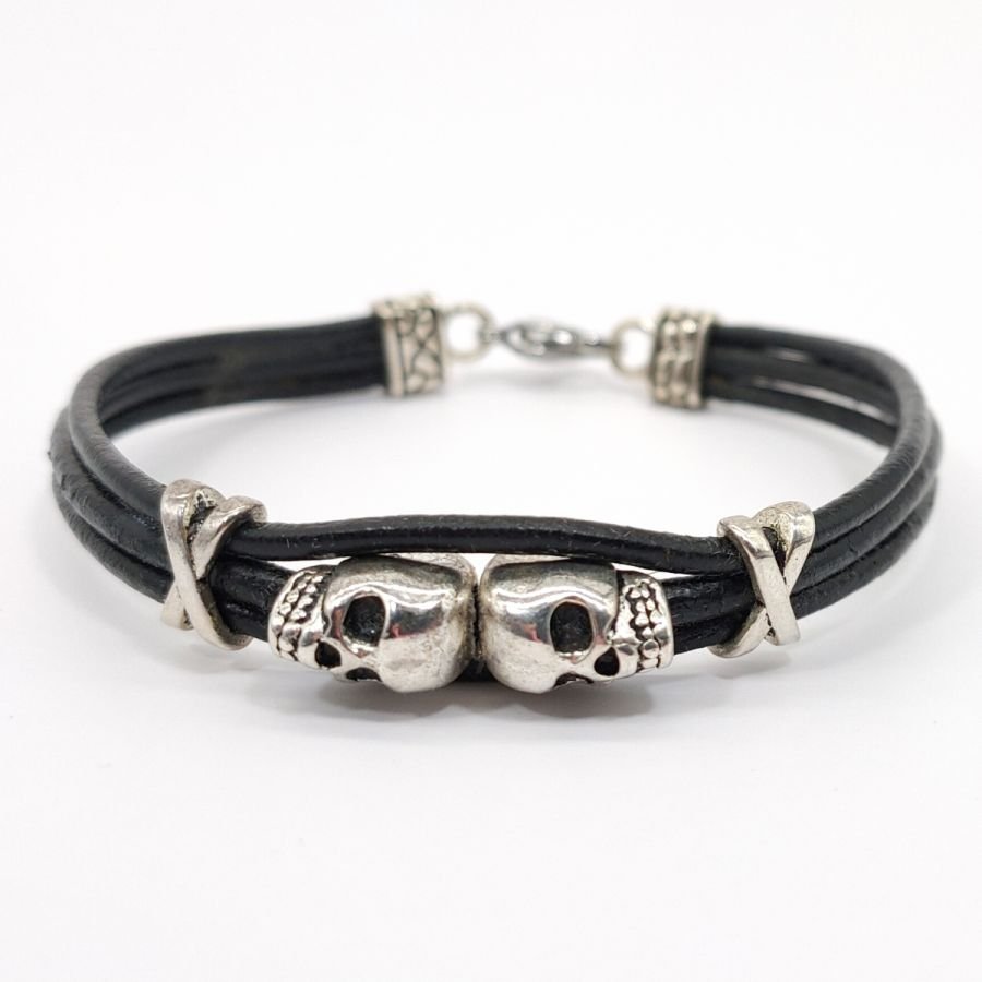 Armband för män i svart läder med flera strängar och dubbla dödskallepärlor 
