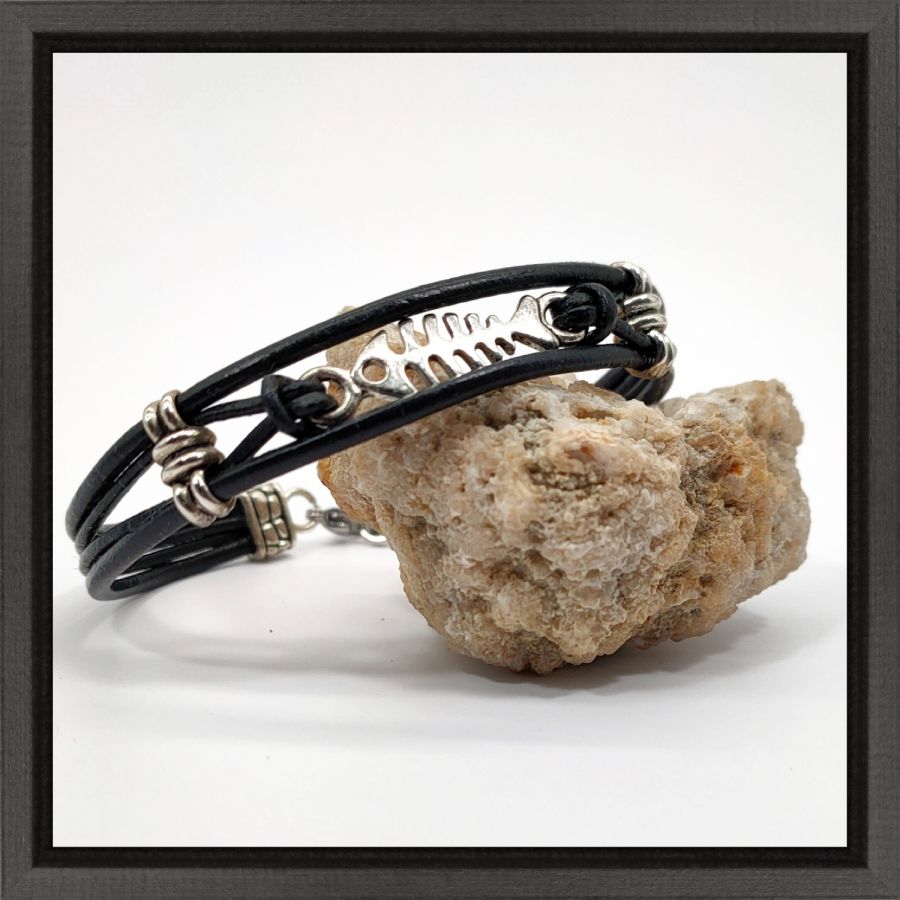 Armband för män i svart läder med flera strängar och fiskben i silver metall