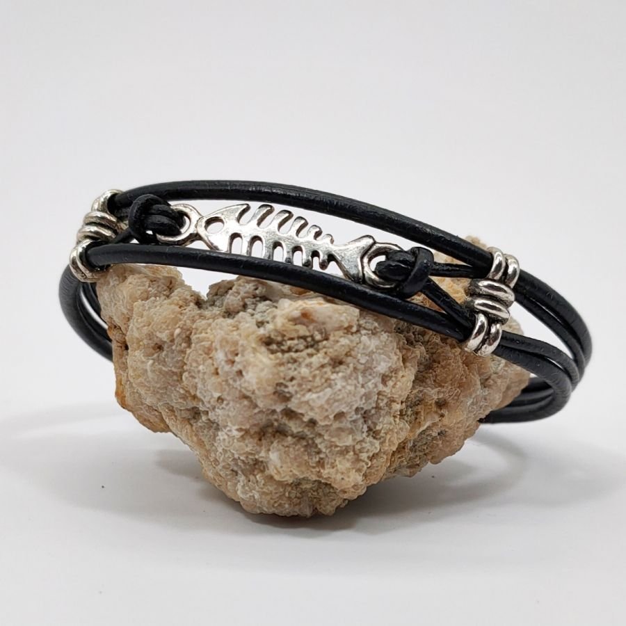 Armband för män i svart läder med flera strängar och fiskben i silver metall