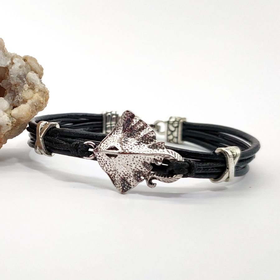 Armband för män svart läder med flera strängar med silver metall stingray fisk