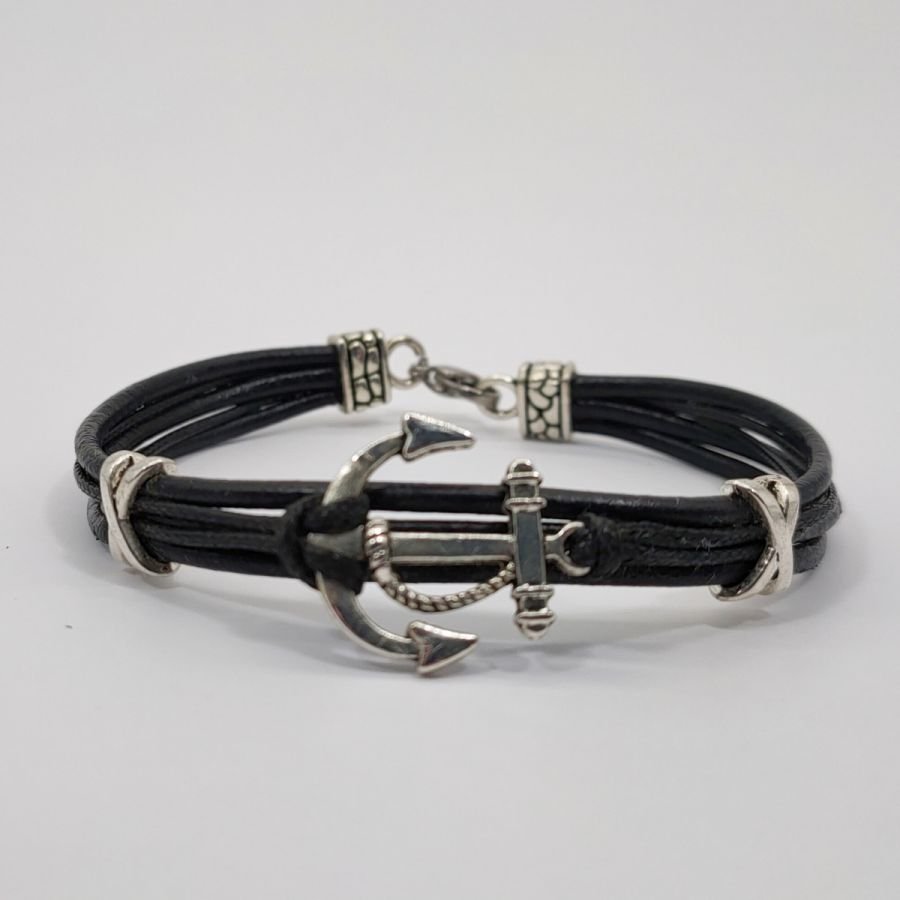 Läderarmband med flera strängar för män med silverfärgat ankare i metall