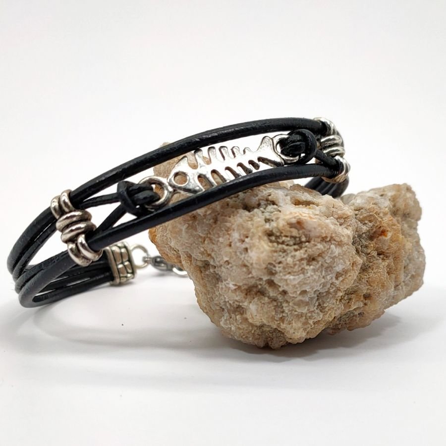 Armband för män i svart läder med flera strängar och fiskben i silver metall
